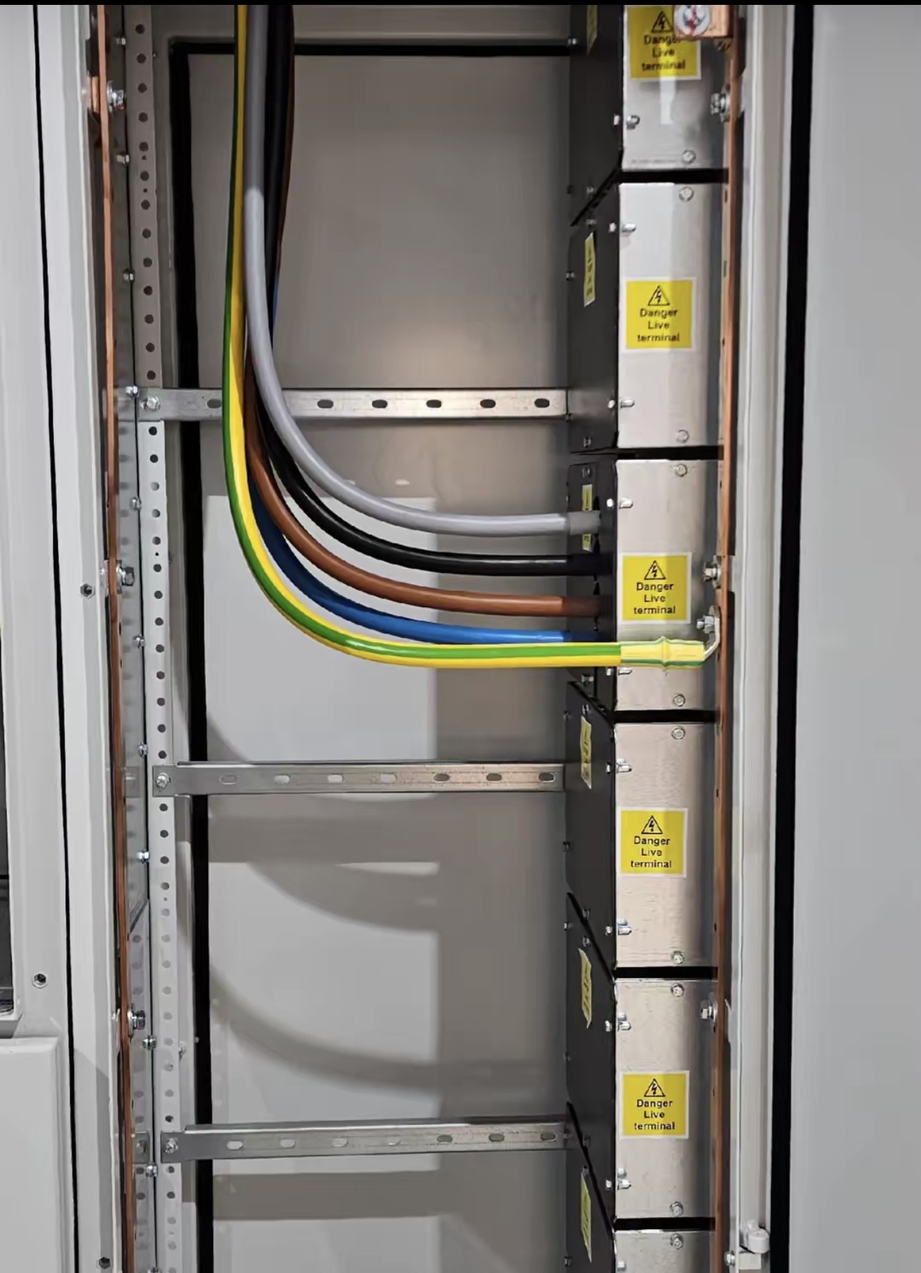Mains power distribution installation