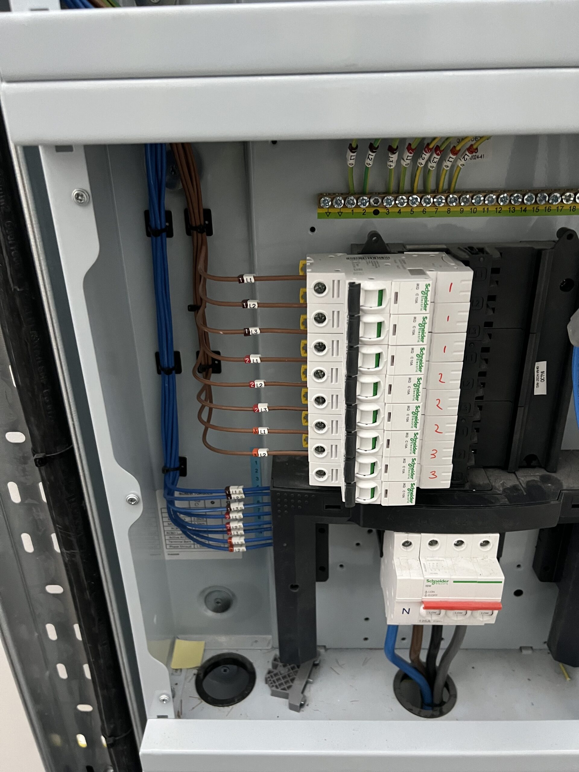 Kitchen power distribution installation